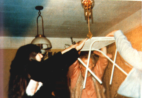 Fot #2(b): St� podniesiony telekinetycznie.