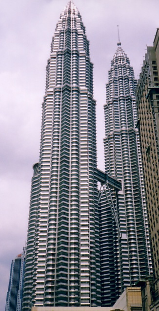 Fot. #3 (C3 z [10]): KLCC czyli Twin Towers z Kuala Lumpur: jeden z najwyzszych drapaczy chmur na swiecie